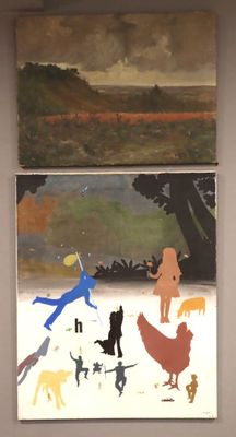 deux tableaux accrochés au mur d'une pièce où se trouvent un chien et un chat