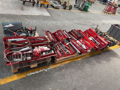 beaucoup d'outils sur une palette dans le parking
