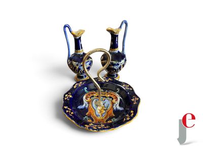 deux vases bleus et dorés et une assiette posés sur une surface blanche