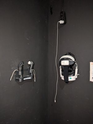 une photo d'une salle de bains avec des toilettes et un téléphone accroché au mur
