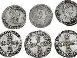 six pièces de monnaie romaines anciennes, dont l'une représente une croix et l'autre une croix