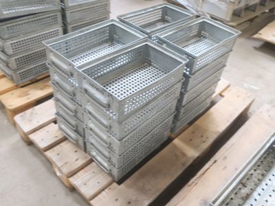 de nombreuses caisses empilées les unes sur les autres sur une palette