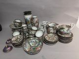 beaucoup d'assiettes et de tasses en porcelaine sur la table