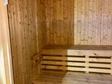 un banc en bois dans un coin d'une pièce en bois