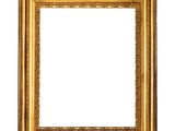 un cadre photo doré accroché à un mur sur fond blanc