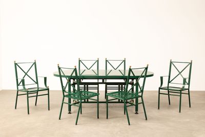 une image représentant une table et des chaises vertes dans une pièce