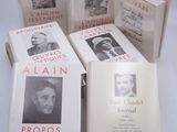 quatre livres sont empilés sur une table