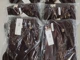 quatre sacs contenant des vêtements de couleur chocolat sont emballés dans du plastique