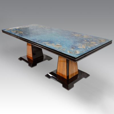 une table avec un plateau en marbre bleu et des pieds en bois
