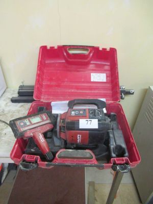 une boîte à outils rouge avec des outils sur une table
