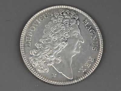 Gros plan sur une pièce d'argent portant une tête de femme