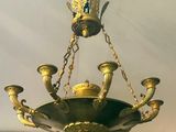 un lustre suspendu au plafond d'une pièce