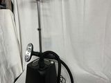 une image représentant une photo en noir et blanc d'un aspirateur