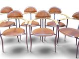six chaises disposées en cercle sur une surface blanche