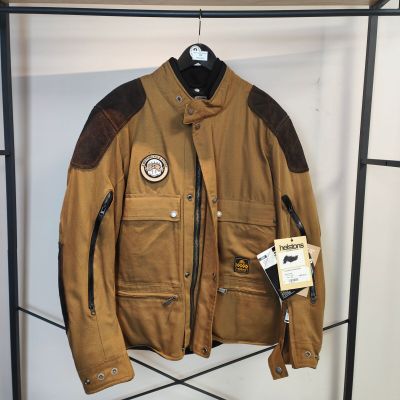 La veste est suspendue à un portant et porte une étiquette.