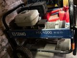 un petit chariot contenant des outils, dans un garage