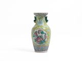 un vase sur lequel figure la photo d'une femme