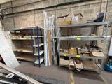 de nombreuses étagères contenant des boîtes et des boîtes dans un entrepôt