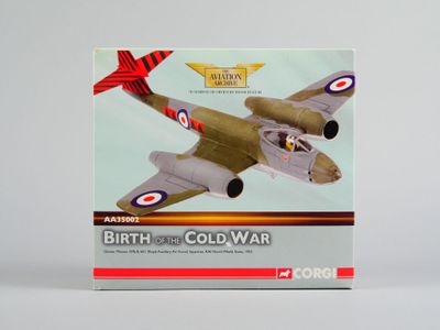 maquette d'un avion de chasse de l'armée de l'air britannique, orné d'une bande rouge et blanche