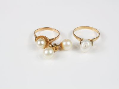 2 bagues et 1 paire de clous d'oreille en or et perles de cu…