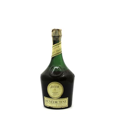 l'image d'une bouteille d'alcool posée sur une surface blanche