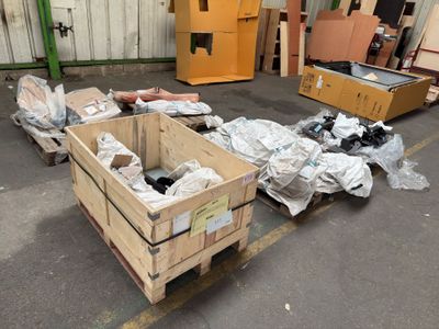 plein de cartons qui traînent par terre