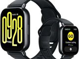 Deux montres connectées sont représentées sur un fond blanc, avec un bracelet noir.