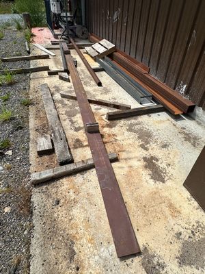 de nombreux morceaux de bois éparpillés par terre à l'extérieur d'un bâtiment