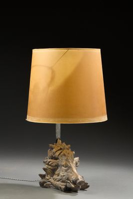 l'image d'une lampe posée sur une table