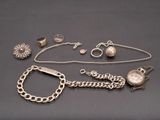 bijoux en argent, notamment un collier, un bracelet, une bague et d'autres articles