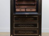 une commode ancienne peinte en noir et or