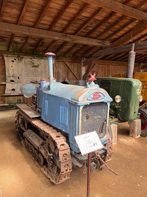un tracteur qui se trouve à l'intérieur d'une grange