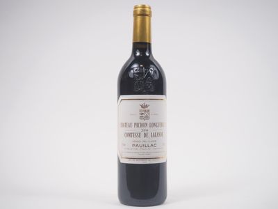 la bouteille de vin est posée sur une surface blanche