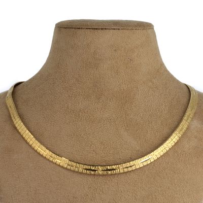 gros plan d'un collier sur un mannequin mannequin