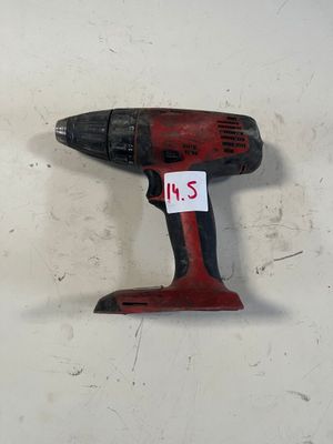 une perceuse sans fil accrochée au mur