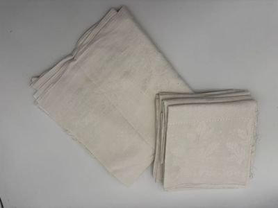 Réunion de cinq serviettes en lin à décor de feuilles de vig…