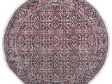 un tapis rond sur fond blanc, avec un motif au centre