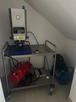 une image représentant une petite pièce avec une table et un aspirateur