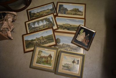 beaucoup de tableaux posés par terre