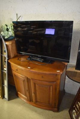 une télévision posée sur un meuble dans une pièce