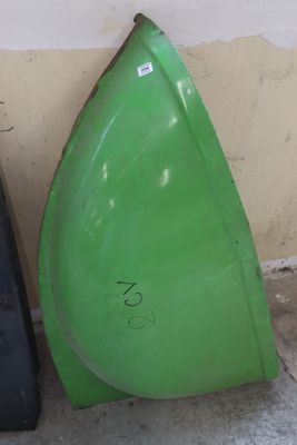 deux morceaux de plastique posés l'un à côté de l'autre sur le sol