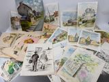 de nombreuses cartes posées sur une table