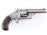 gros plan d'un revolver sur fond blanc
