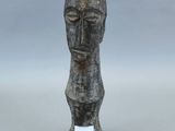 un gros plan sur une sculpture en bois représentant une tête humaine