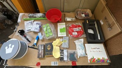 une table sur laquelle se trouvent de nombreux objets