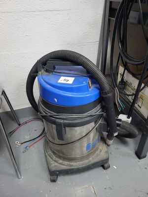 un aspirateur bleu et argent posé sur une table