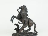 statue en bronze d'un cheval avec un cavalier sur son dos