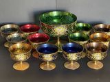 de nombreux bols et tasses de différentes couleurs posés sur une table