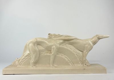 statue représentant une femme et un chien sur un rocher, avec le ciel en arrière-plan