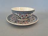 une tasse et une soucoupe posées sur une table